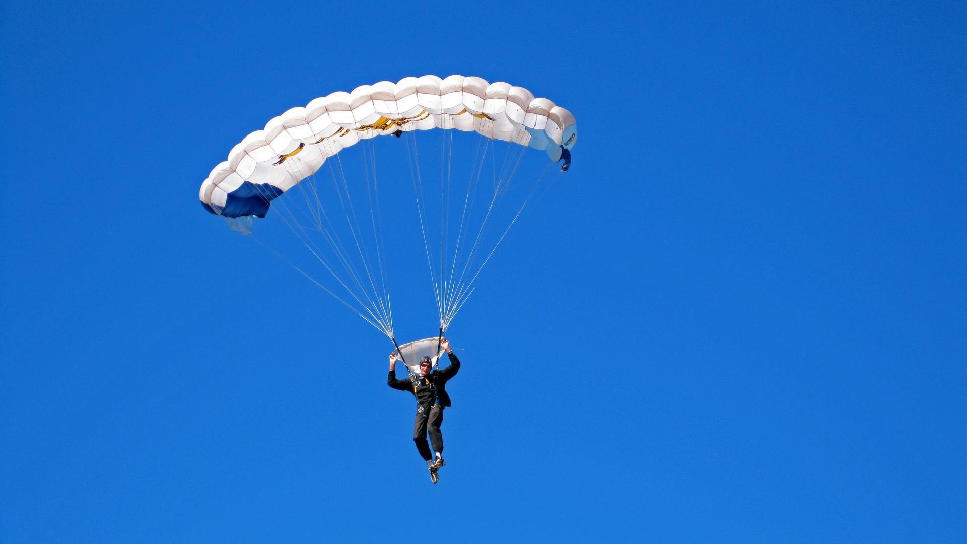 kaiyun-_城市夜跑的魅力：点亮城市的运动激情_，夜景跑道